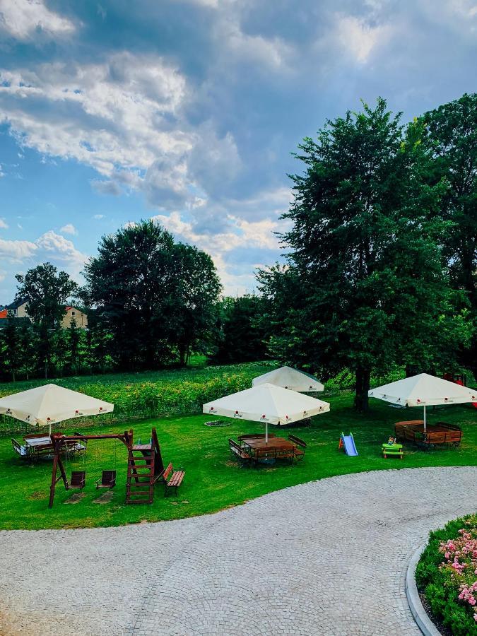 Dwor Karwacz Bed & Breakfast Przasnysz Bagian luar foto