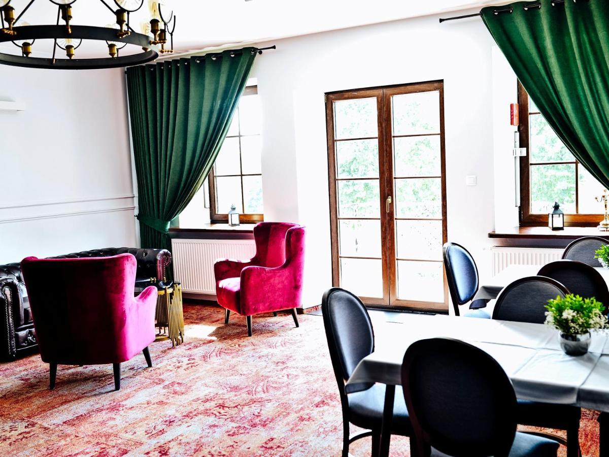 Dwor Karwacz Bed & Breakfast Przasnysz Bagian luar foto