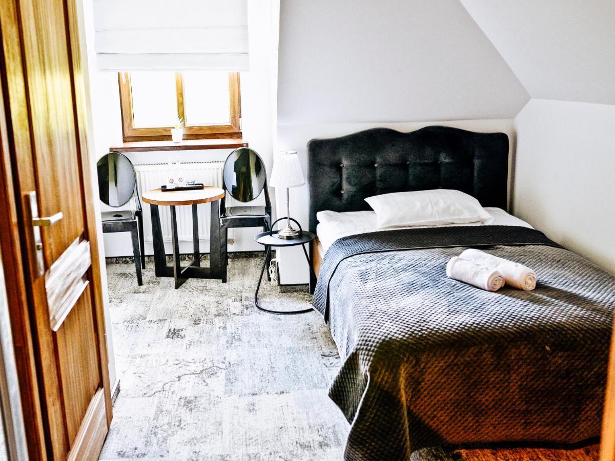 Dwor Karwacz Bed & Breakfast Przasnysz Bagian luar foto