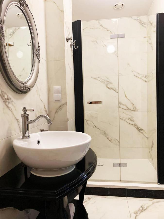 Dwor Karwacz Bed & Breakfast Przasnysz Bagian luar foto